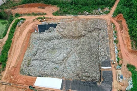 Bãi chôn lấp rác thải tại phường Bồng Sơn (tỉnh Gia Lai) đã trong tình trạng quá tải nghiêm trọng sau gần 10 năm vận hành.