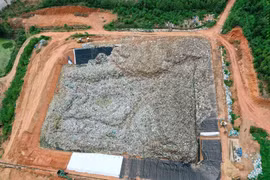 Bãi chôn lấp rác thải tại phường Bồng Sơn (tỉnh Gia Lai) đã trong tình trạng quá tải nghiêm trọng sau gần 10 năm vận hành.