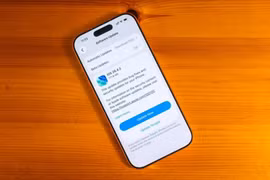 Apple phát hành bản vá khẩn cấp iOS 26.4.2 để khắc phục lỗ hổng bảo mật nghiêm trọng đang bị khai thác trong thực tế.