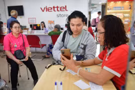 Nhân viên viễn thông hỗ trợ thực hiện xác thực sinh trắc học để không bị gián đoạn liên lạc.