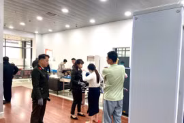 Thượng tá Rơ Mah Nam, Trưởng Phòng Quản lý Xuất nhập cảnh Công an tỉnh Gia Lai chỉ đạo triển khai biện pháp kiểm soát an ninh tăng cường cấp độ 1 tại sân bay Pleiku và Phù Cát từ ngày 17 đến 27-1.