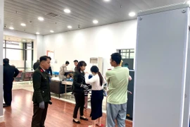 Thượng tá Rơ Mah Nam, Trưởng Phòng Quản lý Xuất nhập cảnh Công an tỉnh Gia Lai chỉ đạo triển khai biện pháp kiểm soát an ninh tăng cường cấp độ 1 tại sân bay Pleiku và Phù Cát từ ngày 17 đến 27-1.