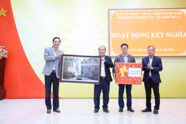 Lãnh đạo phường Hoài Nhơn Tây và xã Kông Bơ La (tỉnh Gia Lai) tổ chức lễ ký kết nghĩa, tăng cường hợp tác và chia sẻ kinh nghiệm phát triển kinh tế - xã hội ngày 17-1.