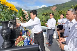 Lễ dâng hương kỷ niệm 61 năm sự kiện Tàu không số cập bến Lộ Diêu tại Di tích lịch sử Bãi biển Lộ Diêu, phường Hoài Nhơn Đông (Gia Lai).