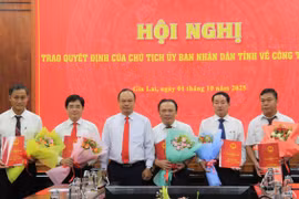 Phó Chủ tịch UBND tỉnh Dương Mah Tiệp trao quyết định của Chủ tịch UBND tỉnh và tặng hoa chúc mừng các đồng chí vừa được bổ nhiệm. Ảnh: Đoàn Bình