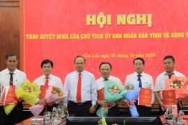 Phó Chủ tịch UBND tỉnh Dương Mah Tiệp trao quyết định của Chủ tịch UBND tỉnh và tặng hoa chúc mừng các đồng chí vừa được bổ nhiệm. Ảnh: Đoàn Bình