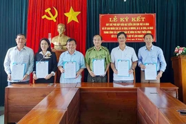 Đại diện lãnh đạo Hạt Kiểm lâm khu vực Ia Grai và UBND 5 xã ký kết quy chế phối hợp. Ảnh: N.D