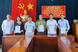 Đại diện lãnh đạo Hạt Kiểm lâm khu vực Ia Grai và UBND 5 xã ký kết quy chế phối hợp. Ảnh: N.D