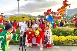 Người dân rạng rỡ diện áo dài du xuân tại khu vực trung tâm Quy Nhơn trong ngày mùng 1 Tết Bính Ngọ 2026.