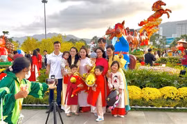 Người dân rạng rỡ diện áo dài du xuân tại khu vực trung tâm Quy Nhơn trong ngày mùng 1 Tết Bính Ngọ 2026.