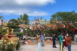 Người dân thành kính dâng hương, cầu mong một năm mới bình an và thuận lợi.