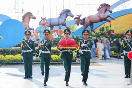 Nghi thức Lễ thượng cờ đầy trang trọng và thiêng liêng diễn ra tại Quảng trường Nguyễn Tất Thành (phường Quy Nhơn) vào sáng mùng 1 Tết Bính Ngọ, mở đầu cho chuỗi hoạt động mừng Xuân của tỉnh Gia Lai.