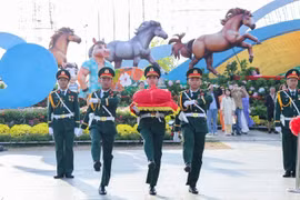 Nghi thức Lễ thượng cờ đầy trang trọng và thiêng liêng diễn ra tại Quảng trường Nguyễn Tất Thành (phường Quy Nhơn) vào sáng mùng 1 Tết Bính Ngọ, mở đầu cho chuỗi hoạt động mừng Xuân của tỉnh Gia Lai.