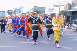 Hàng ngàn người dân và du khách nô nức tham gia lễ hội Chợ Gò tại Tuy Phước vào sáng mùng Một Tết Bính Ngọ 2026 để mua lộc đầu năm và tham gia các trò chơi dân gian truyền thống.