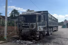 Hiện trường vụ cháy xe đầu kéo trên tuyến đường bê tông thuộc tổ dân phố Bắc Nhạn Tháp, phường An Nhơn vào rạng sáng mùng 1 Tết Bính Ngọ 2026, gây thiệt hại tài sản khoảng 500 triệu đồng.