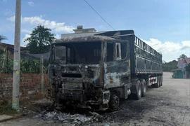 Hiện trường vụ cháy xe đầu kéo trên tuyến đường bê tông thuộc tổ dân phố Bắc Nhạn Tháp, phường An Nhơn vào rạng sáng mùng 1 Tết Bính Ngọ 2026, gây thiệt hại tài sản khoảng 500 triệu đồng.