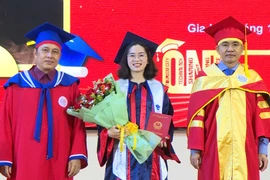 Tân cử nhân, kỹ sư rạng rỡ nhận bằng tốt nghiệp tại Trường Đại học Quy Nhơn trong đợt 2, năm 2025.