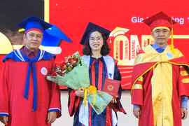 Tân cử nhân, kỹ sư rạng rỡ nhận bằng tốt nghiệp tại Trường Đại học Quy Nhơn trong đợt 2, năm 2025.