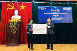 Quỹ học bổng Vừ A Dính và Câu lạc bộ Hoàng Sa-Trường Sa tổ chức Lễ trao 130 suất học bổng nhằm động viên học sinh dân tộc thiểu số, vùng biển đảo tỉnh Gia Lai.