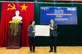 Quỹ học bổng Vừ A Dính và Câu lạc bộ Hoàng Sa-Trường Sa tổ chức Lễ trao 130 suất học bổng nhằm động viên học sinh dân tộc thiểu số, vùng biển đảo tỉnh Gia Lai.