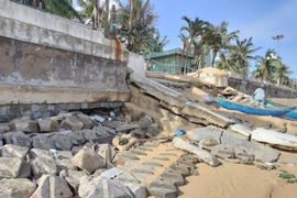 Cận cảnh tình trạng sụt lún, xô lệch tại kè chắn sóng đường An Dương Vương, phường Quy Nhơn Nam (tỉnh Gia Lai) sau bão số 13.