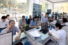 Người dân tại các điểm giao dịch viễn thông tập trung xác thực thông tin thuê bao theo quy định mới.