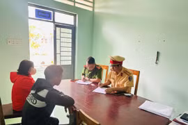 Phòng Cảnh sát Giao thông Công an tỉnh Gia Lai tịch thu phương tiện và xử lý nam sinh có hành vi điều khiển xe máy bốc đầu tại xã Uar sau khi đối tượng đăng tải hình ảnh vi phạm lên Facebook