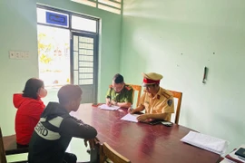 Phòng Cảnh sát Giao thông Công an tỉnh Gia Lai tịch thu phương tiện và xử lý nam sinh có hành vi điều khiển xe máy bốc đầu tại xã Uar sau khi đối tượng đăng tải hình ảnh vi phạm lên Facebook