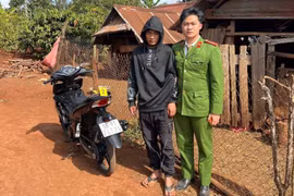 Cơ quan Cảnh sát điều tra Công an tỉnh Gia Lai tạm giữ hình sự đối tượng Sưk (trú tại làng Brếp, xã Mang Yang) về hành vi tấn công thiếu niên để cướp điện thoại di động.