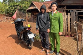 Cơ quan Cảnh sát điều tra Công an tỉnh Gia Lai tạm giữ hình sự đối tượng Sưk (trú tại làng Brếp, xã Mang Yang) về hành vi tấn công thiếu niên để cướp điện thoại di động.