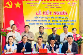 Sở Giáo dục và Đào tạo tỉnh Gia Lai phối hợp với các doanh nghiệp tổ chức lễ kết nghĩa với thôn 1 và thôn 2, xã Sró nhằm hỗ trợ phát triển kinh tế - xã hội và tăng cường tình đoàn kết dân tộc