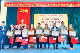 Lãnh đạo UBND phường An Phú (Gia Lai) trao bằng mừng thọ và quà động viên các cụ cao niên trên địa bàn.
