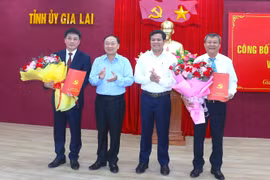 Đồng chí Huỳnh Quốc Huy nhận quyết định giữ chức Chủ nhiệm Ủy ban Kiểm tra Tỉnh ủy Gia Lai nhiệm kỳ 2025-2030 tại hội nghị chiều 30-12.