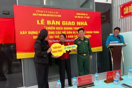 Cục Hậu cần - Kỹ thuật (Quân đoàn 34) phối hợp với chính quyền địa phương bàn giao nhà ở cho hộ gia đình chính sách trong khuôn khổ “Chiến dịch Quang Trung”.