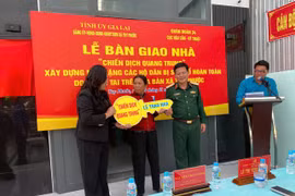 Cục Hậu cần - Kỹ thuật (Quân đoàn 34) phối hợp với chính quyền địa phương bàn giao nhà ở cho hộ gia đình chính sách trong khuôn khổ “Chiến dịch Quang Trung”.