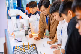 Hệ thống ChessRobot do sinh viên Đại học FPT Quy Nhơn sáng chế có khả năng thi đấu cờ vua ở nhiều cấp độ khác nhau nhờ tích hợp AI.