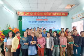 Hội LHPN tỉnh và Nghệ sĩ Lệ Thủy trao kinh phí cứu trợ cho hội viên phụ nữ bị thiệt hại bão số 13 tại tỉnh.