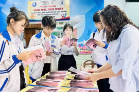 Truyền thông giáo dục bảo vệ sức khỏe sinh sản và vấn đề giới, giới tính cho học sinh tuổi mới lớn trong trường học.