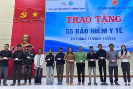 Các đơn vị phối hợp trao tặng thẻ bảo hiểm y tế cho người dân khó khăn ở khu vực phía Tây tỉnh.