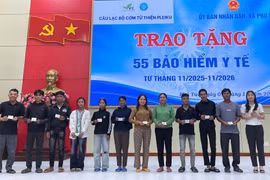 Các đơn vị phối hợp trao tặng thẻ bảo hiểm y tế cho người dân khó khăn ở khu vực phía Tây tỉnh.