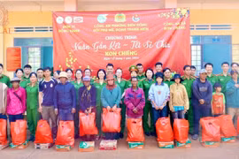 Các đoàn viên thanh niên và nhà hảo tâm tổ chức chương trình Xuân tình nguyện, tặng quà Tết cho người dân và học sinh có hoàn cảnh khó khăn tại các xã vùng sâu tỉnh Gia Lai dịp Tết Bính Ngọ 2026.