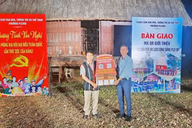 Lễ trao bảng mã QR số hóa thông tin du lịch và giao lưu văn nghệ chào mừng Đại hội XIV của Đảng tại làng du lịch cộng đồng Ơp, phường Pleiku vào tối ngày 15-1.