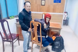 Cán bộ Công an phường An Khê, Gia Lai hỗ trợ chăm sóc và giúp cụ ông đi lạc quãng đường 30 km trở về nhà an toàn.