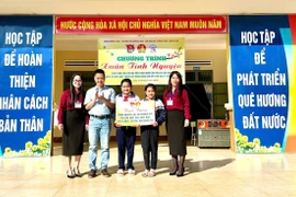 Chương trình Xuân tình nguyện 2026 trao tặng vở, áo ấm và quà Tết cho học sinh có hoàn cảnh khó khăn tại Trường Tiểu học Nay Der, xã Gào, phường Pleiku vào sáng 16-01