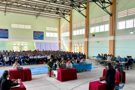 Phiên tòa giả định tuyên truyền về phòng chống bạo lực học đường cho hơn 400 học sinh tại Trường THPT Dân tộc Nội trú Đông Gia Lai, phường An Khê vào ngày 15-1.