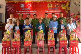 Chi đoàn Công an xã Chư Prông và các đơn vị đồng hành tổ chức chương trình Xuân yêu thương, trao quà Tết Bính Ngọ 2026 cho người nghèo thôn Bình Thanh.