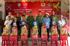 Chi đoàn Công an xã Chư Prông và các đơn vị đồng hành tổ chức chương trình Xuân yêu thương, trao quà Tết Bính Ngọ 2026 cho người nghèo thôn Bình Thanh.