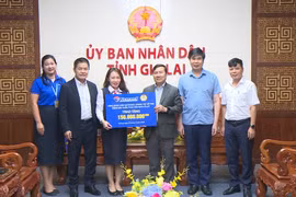 Vietravel trao hỗ trợ ngành Giáo dục Gia Lai khắc phục hậu quả thiên tai, chia sẻ khó khăn với học sinh bị ảnh hưởng bởi bão lũ.