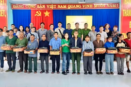 Chương trình “Áo ấm biên cương” trao 300 suất quà cho người dân xã biên giới Ia O, Gia Lai.