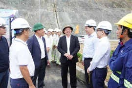 Phó Thủ tướng Chính phủ Hồ Quốc Dũng kiểm tra công tác chuẩn bị cho lễ khánh thành Dự án cao tốc Quảng Ngãi - Hoài Nhơn tại khu vực hầm số 3 chiều 18-12.